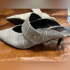 Forever 21 Black&White Pointed Kitten Heels